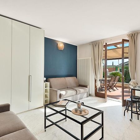 Splendido Monolocale Con Spazioso Giardino E Veranda A 500 Mt Dal Mare Марина ди Карара Екстериор снимка
