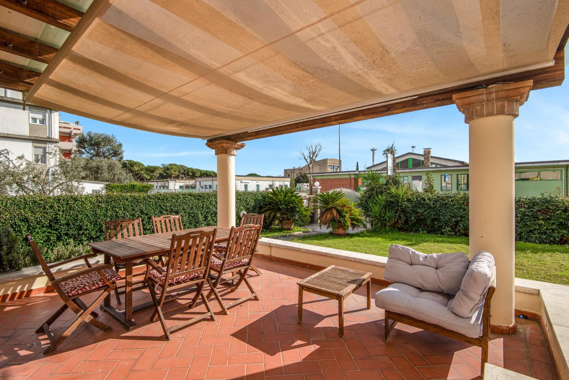Splendido Monolocale Con Spazioso Giardino E Veranda A 500 Mt Dal Mare Марина ди Карара Екстериор снимка